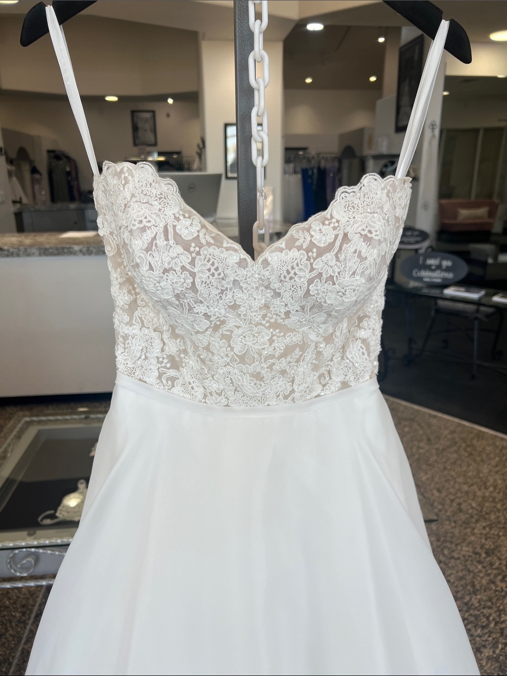 Organza ball gown Wedding dress - Picture 2 of 5